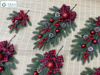 Cành thông treo Noel lá PE nơ đỏ caro D60cm CTHTR-X-01